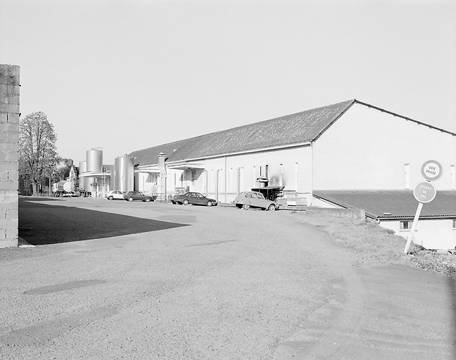 Atelier de fabrication des fromages vu de l'est.