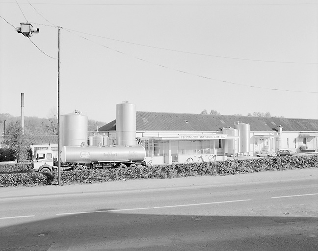 Atelier de fabrication des fromages vu du sud.