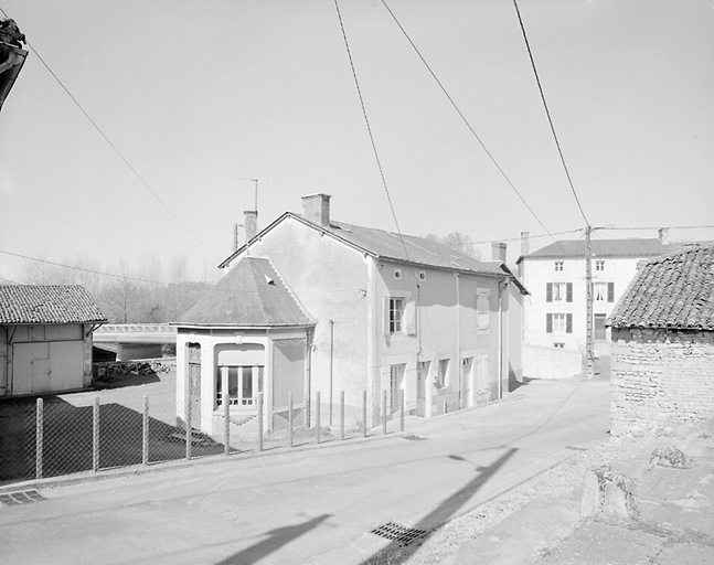 Bureau et logements d'ouvriers vus de l'est.