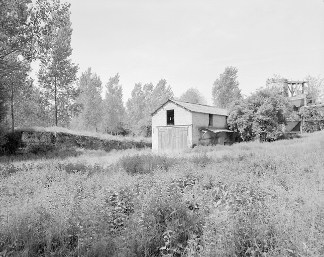 Deuxième atelier de réparation et quai de chargement des camions vus de l'est.