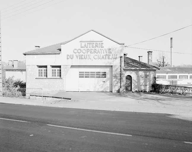 Elévation antérieure du bâtiment abritant les bureaux et les quais de déchargement.
