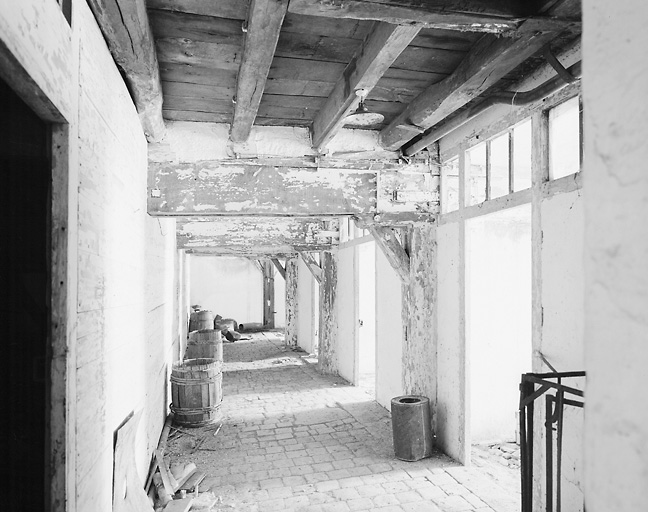 Vue intérieure : couloir au premier étage de la malterie.