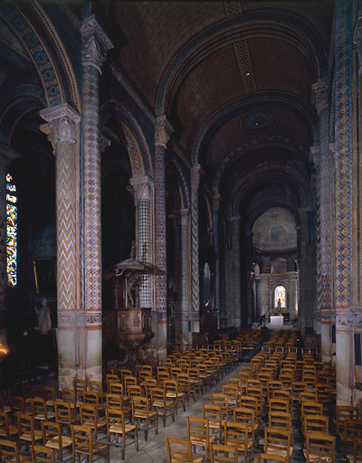 Intérieur vu de l'entrée vers le choeur.