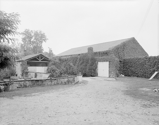 Moulin à blé et bâtiment de la cidrerie vus du sud ouest.