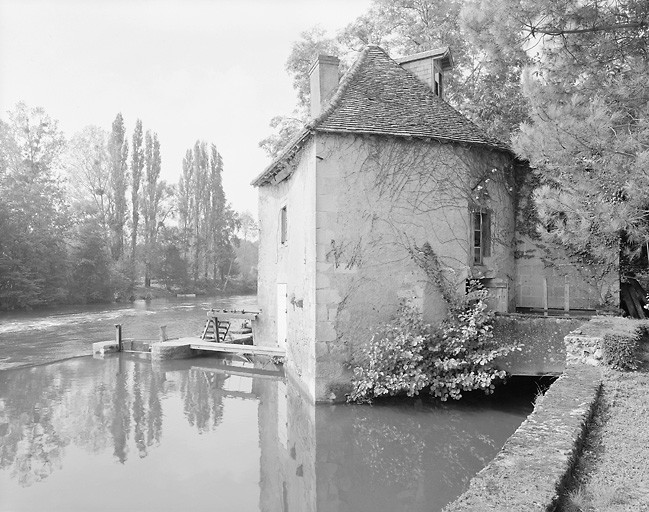 Ancien moulin a blé vu du sud est.