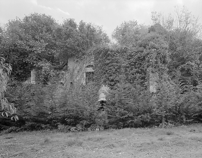 Atelier de fabrication de la distillerie, à l'emplacement de l'ancien haut fourneau, vu du nord.