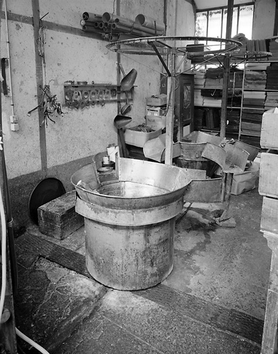 Cuve pour le façonnage des bougies par jetage à la cuillère.