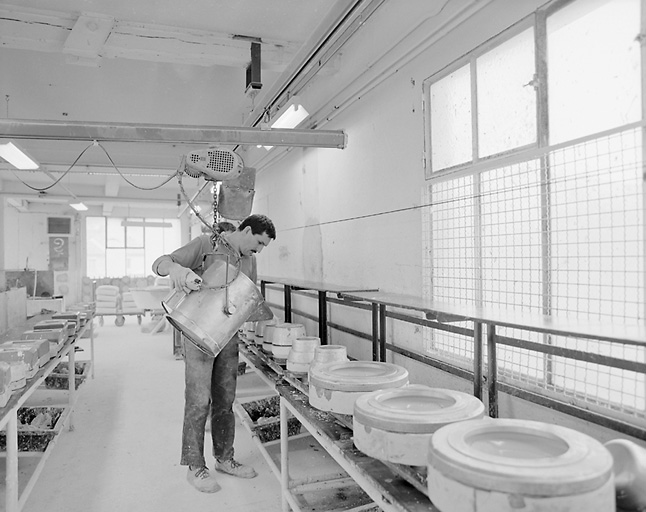 Fabrication de moules : coulage de plâtre dans les matrices en résine.