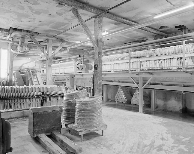 Fabrication de la pâte : filtre presse pour une décantation rapide de la pâte sous pression, qui en sort sous la forme de galettes.