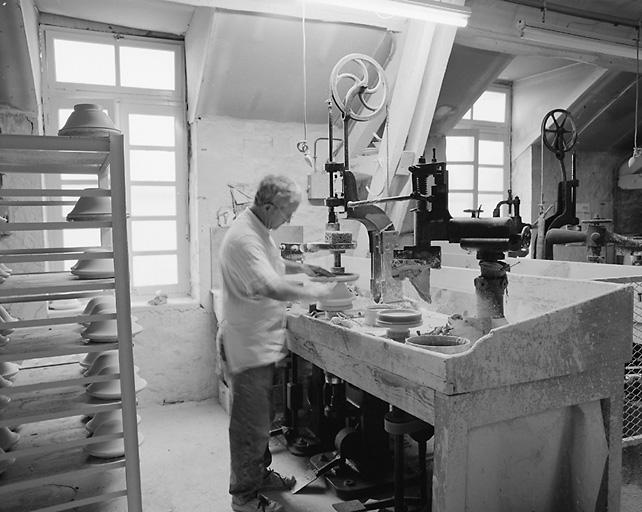 Calibrage manuel d'une coupe sur un moule en plâtre.