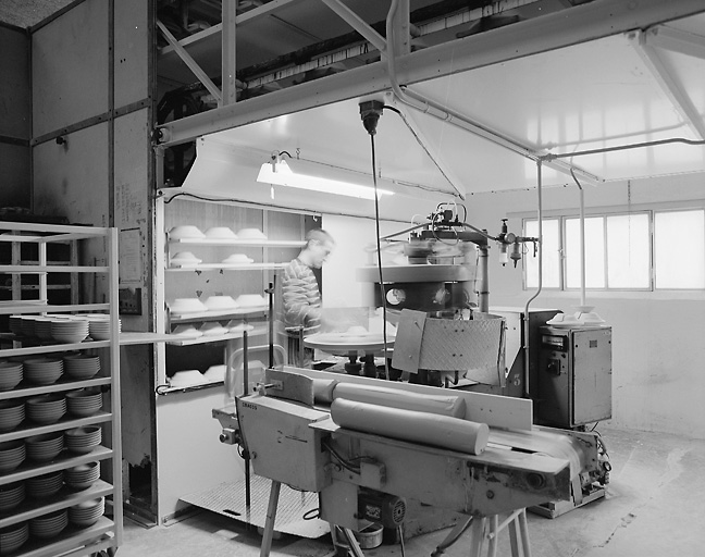 Machine exécutant du calibrage en bosse (sur un moule en plâtre) pour la fabrication de coupes.