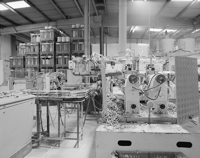 Machine exécutant du calibrage en creux (un roller creuse l'intérieur du récipient) pour la fabrication de tasses.