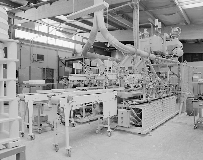 Presse isostatique verticale Netzsch de 1986 avec station de finition pour la fabrication de plats.