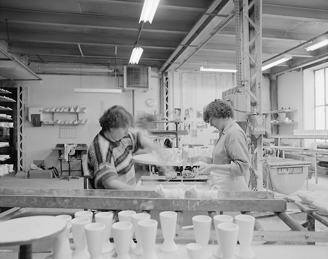 Emaillage des pièces par bain.