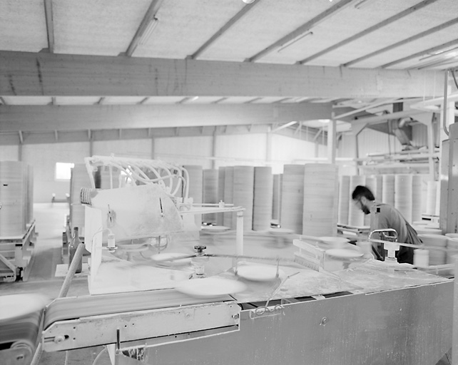 Emaillage d'assiettes par aspersion dans une machine Gallet S.A. (Venissieux) de 1986.