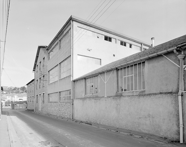 Usine du Paradis le long de la rue de la Varenne vue du sud.