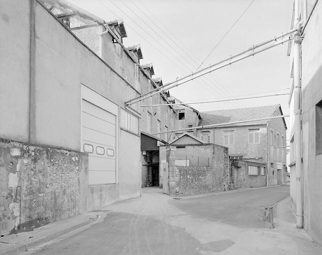 Usine du Paradis le long de la rue de Vassalour vue de l'est.