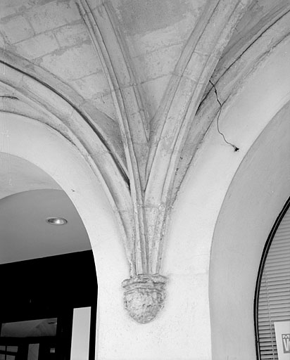 Arcades, détail de retombée des nervures de la voûte.