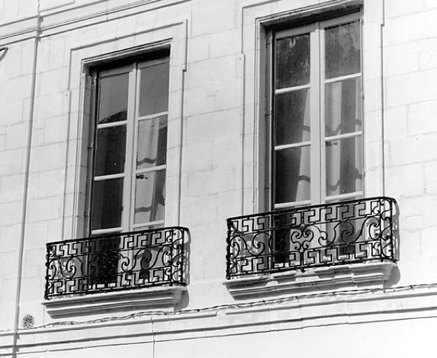Corps de bâtiment est, élévation est sur rue, fenêtres au premier étage.