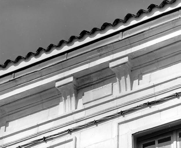 Corps de bâtiment est, élévation est sur rue, détail de la corniche.