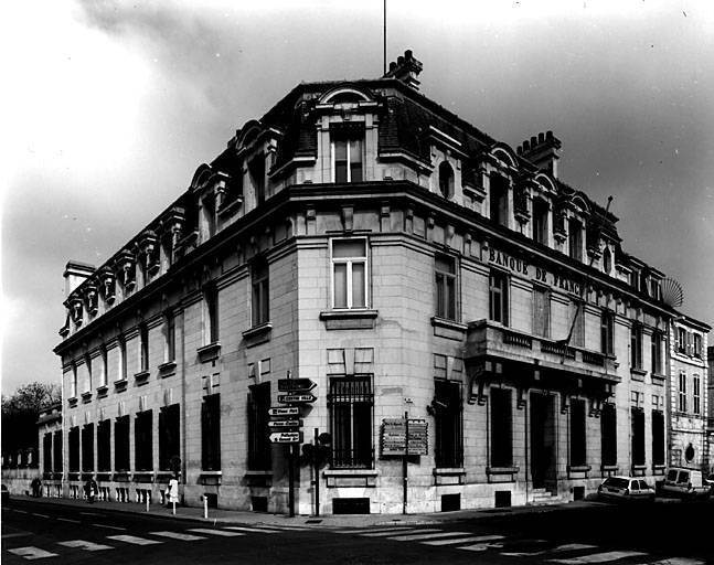 Elévations est et sud sur rue.