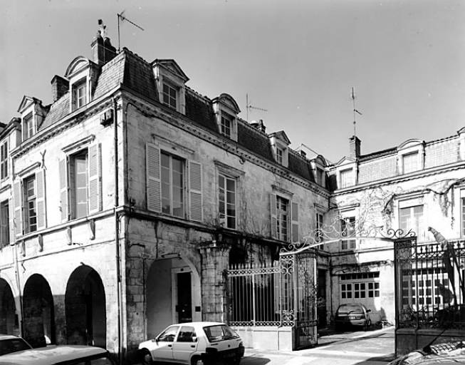 Vue générale depuis la rue.