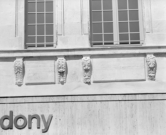 Façade, deuxième niveau, consoles sous les deuxième et troisième fenêtres depuis la droite.