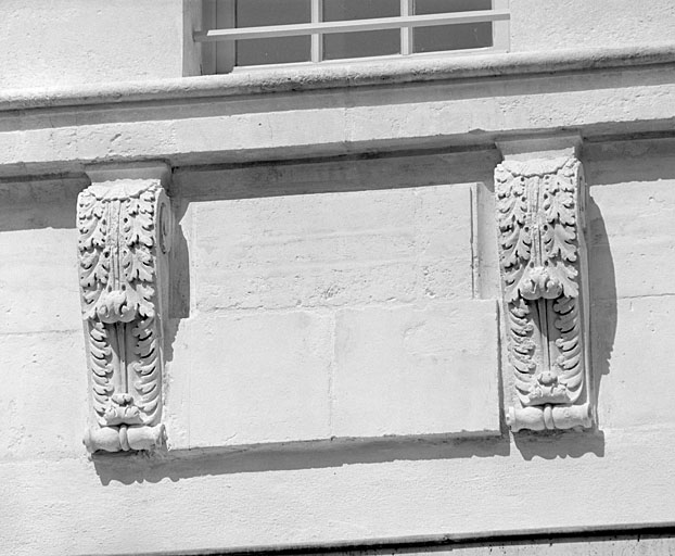 Façade, deuxième niveau, consoles sous une fenêtre.
