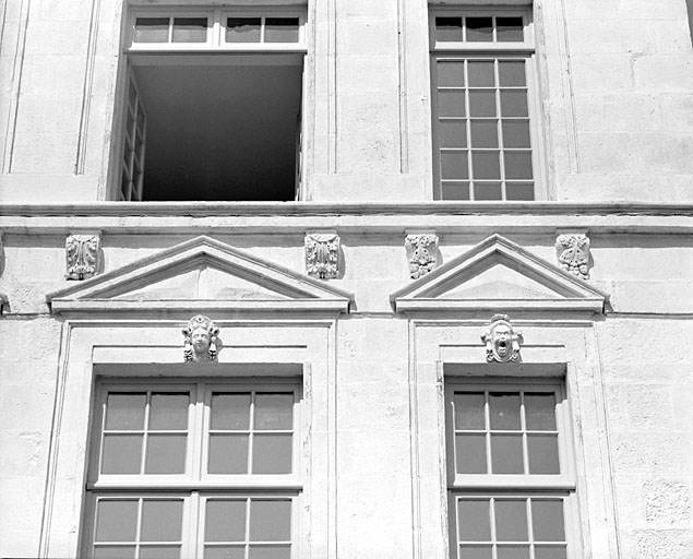 Façade, deuxième niveau, fronton des première et deuxième fenêtres à droite.