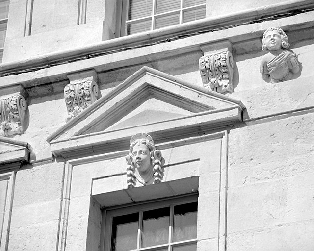 Façade, deuxième niveau, fronton de la quatrième fenêtre depuis la droite.