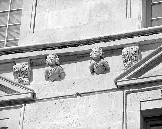 Façade, deuxième niveau, sculptures entre les frontons des troisième et quatrième fenêtres depuis la droite.