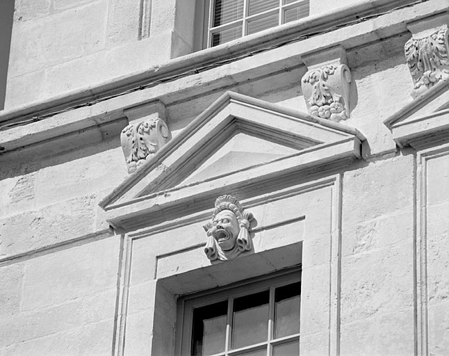 Façade, deuxième niveau, fronton de la fenêtre de gauche.