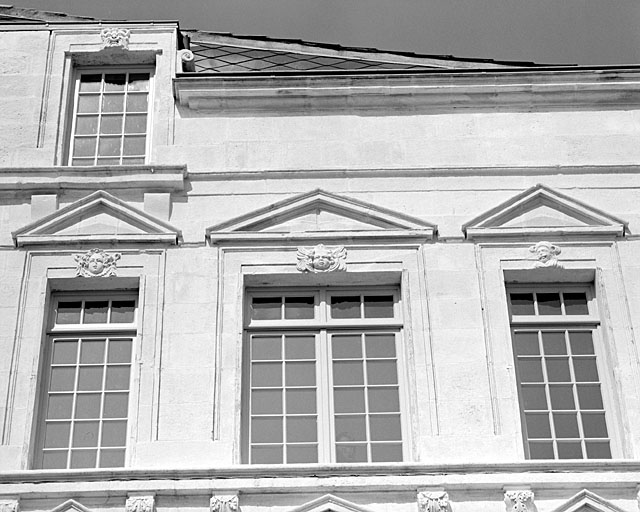 Façade, troisième et quatrième niveaux, partie droite.