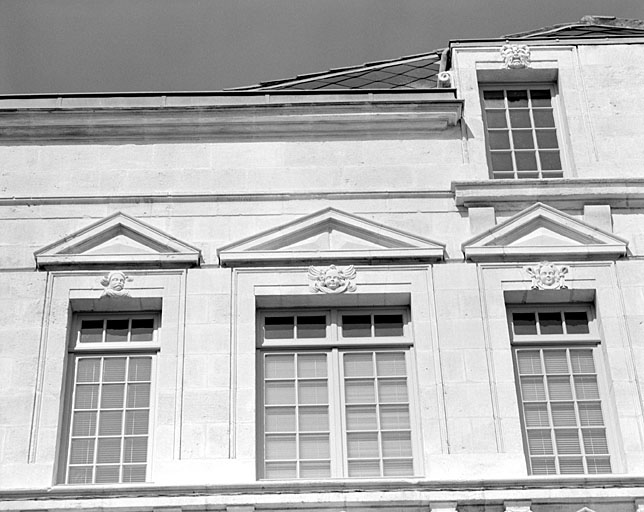 Façade, troisième et quatrième niveaux, partie gauche.