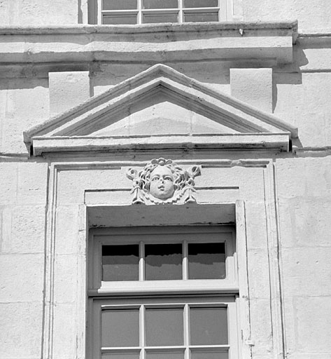Façade, troisième niveau, fronton de la troisième fenêtre depuis la droite.
