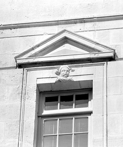 Façade, troisième niveau, fronton de la fenêtre de gauche.