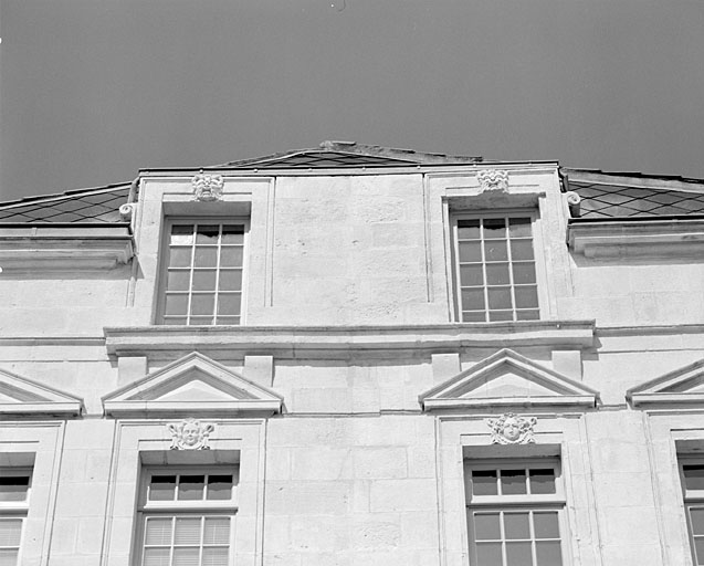 Façade, troisième niveau, fenêtres.