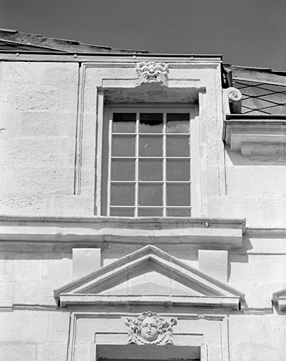 Façade, troisième niveau, fenêtre de droite.