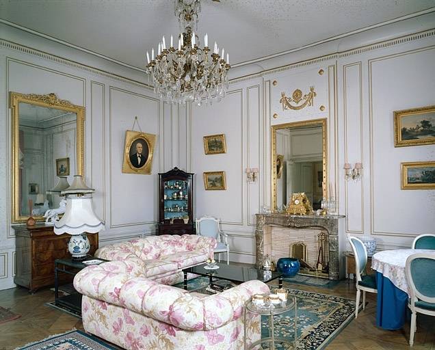 Corps de bâtiment central, rez de chaussée, salon.