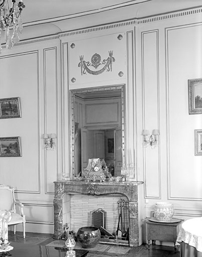 Corps de bâtiment central, rez-de-chaussée, salon, cheminée.