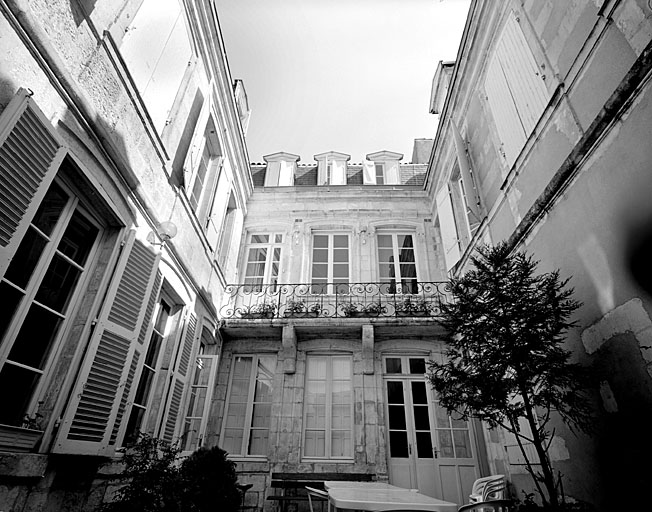 Elévation sur cour du logement patronal.