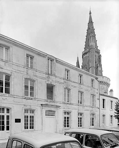 Aile est, élévation ouest sur cour.