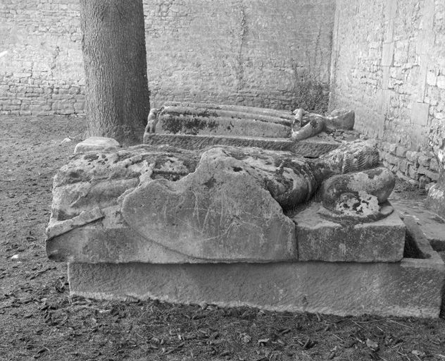 Plate-tombe (gisant).
