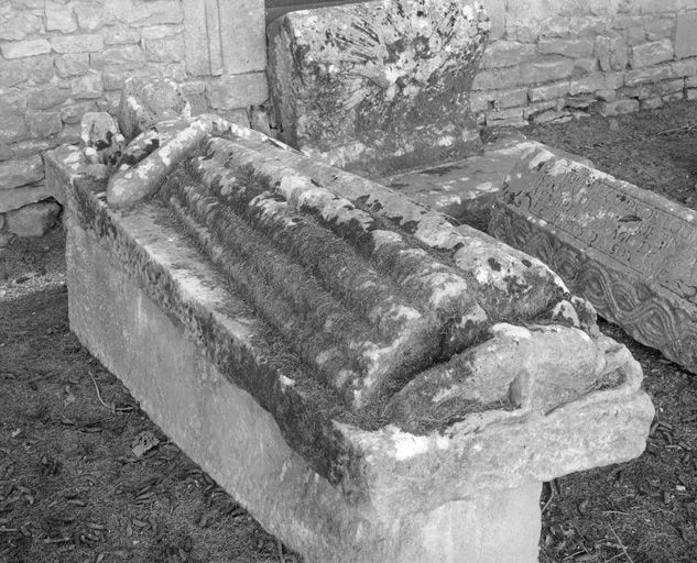 Plate-tombe (gisant).