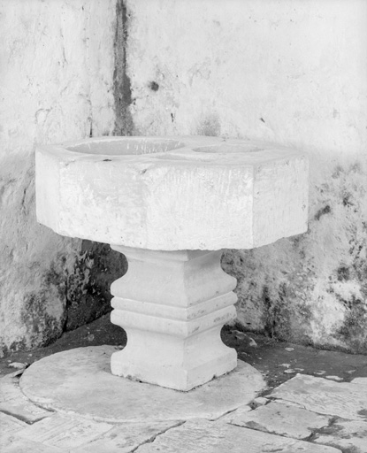Fonts baptismaux (cuve baptismale à infusion).