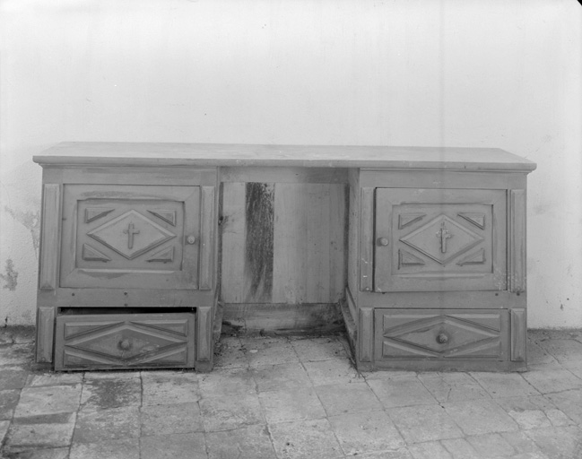 Armoire, chasublier (?) (armoire aux vases sacrés).