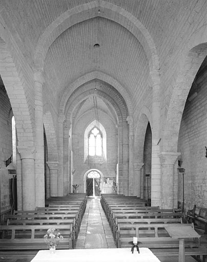 Intérieur, vue vers l'ouest.
