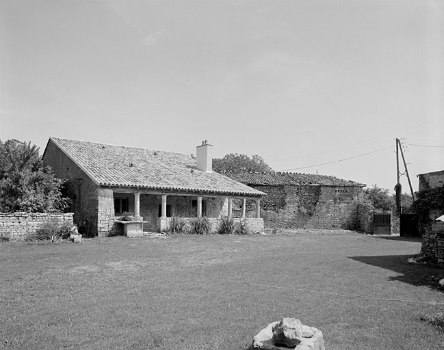 Logis, vue générale prise du sud.