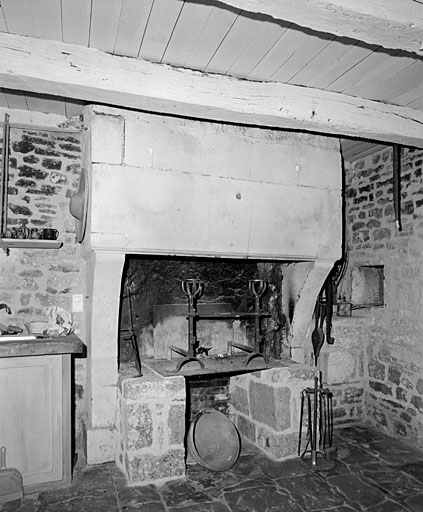 Logis, rez-de-chaussée, pièce de droite, cuisine, cheminée.