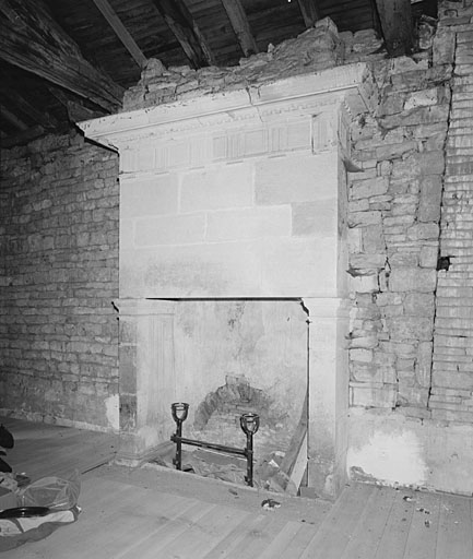 Logis, étage, cheminée.